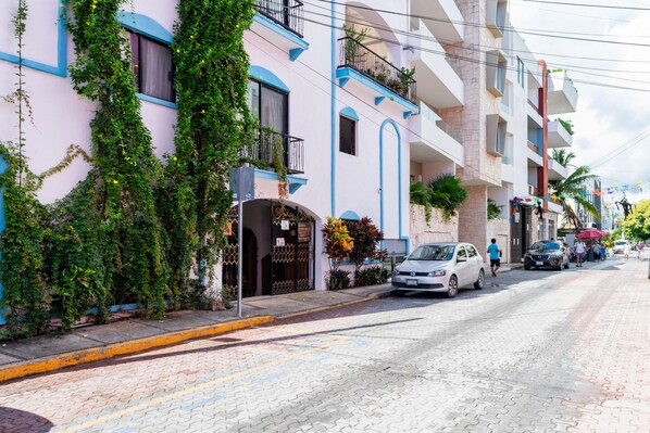 Vista frontal de la propiedad