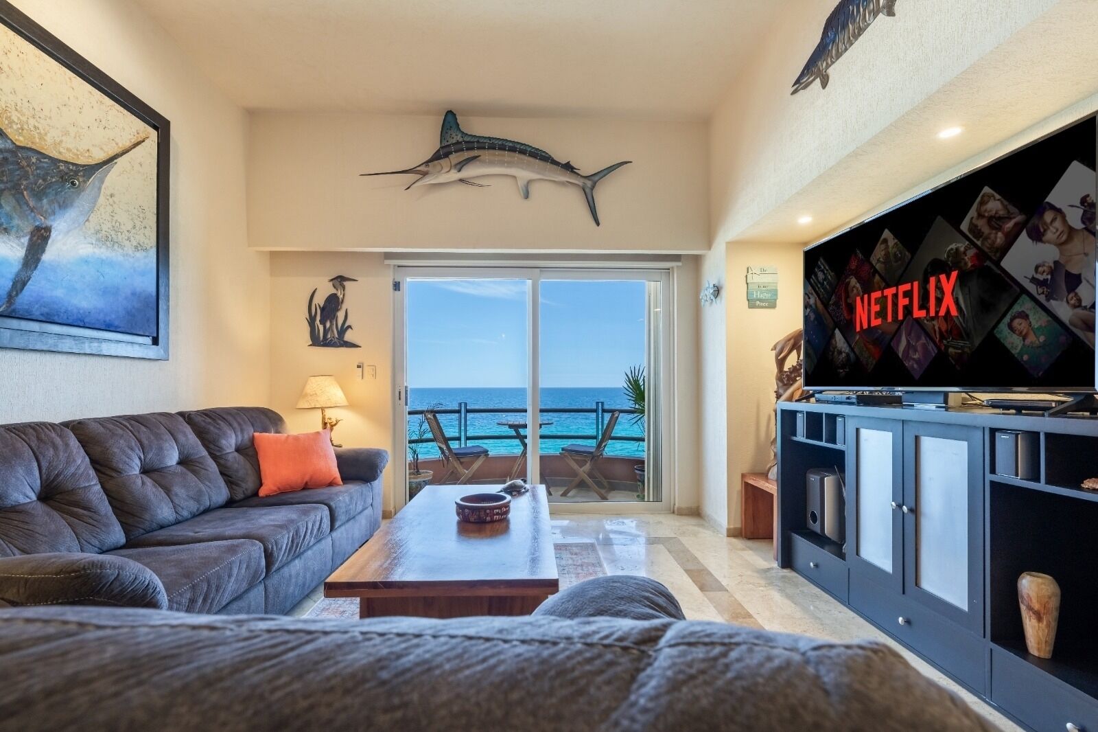 Älytelevisio, DVD-soitin, pöytätennispöytä, kirjoja