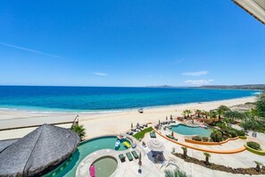 Plage, chaises longues, serviettes de plage