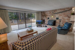 House, Multiple Beds, Hot Tub | Living room