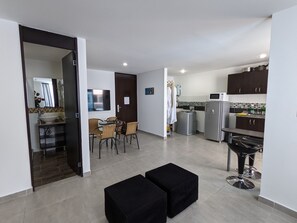 Kühlschrank, Mikrowelle, Ofen, Wasserkocher mit Kaffee-/Teezubehör