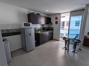 Refrigerador, microondas, horno, cafetera/tetera