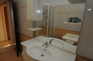 Een douche, een haardroger, een bidet, handdoeken