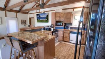 House, Multiple Beds, Patio, Mountain View | Private kitchen | Fridge, microwave, stovetop, dishwasher
