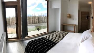 Brankas, meja kerja, Wi-Fi gratis, dan seprai linen