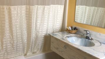 Habitación individual estándar | Baño | Artículos de higiene personal gratuitos, secador de pelo y toallas