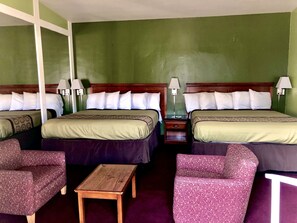 标准双人房 | 高档床上用品、加厚床垫、办公桌、笔记本电脑工作区