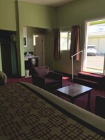 Ropa de cama de alta calidad, colchones con pillow-top y escritorio 