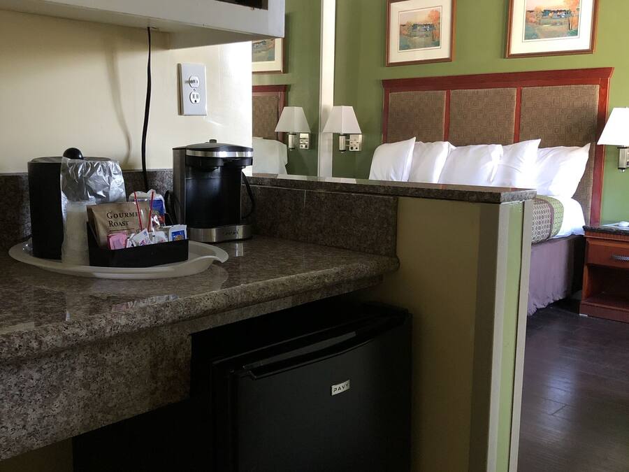 Quarto solteiro standard | Cozinha americana privada | Micro-ondas, cafeteira/chaleira, freezer