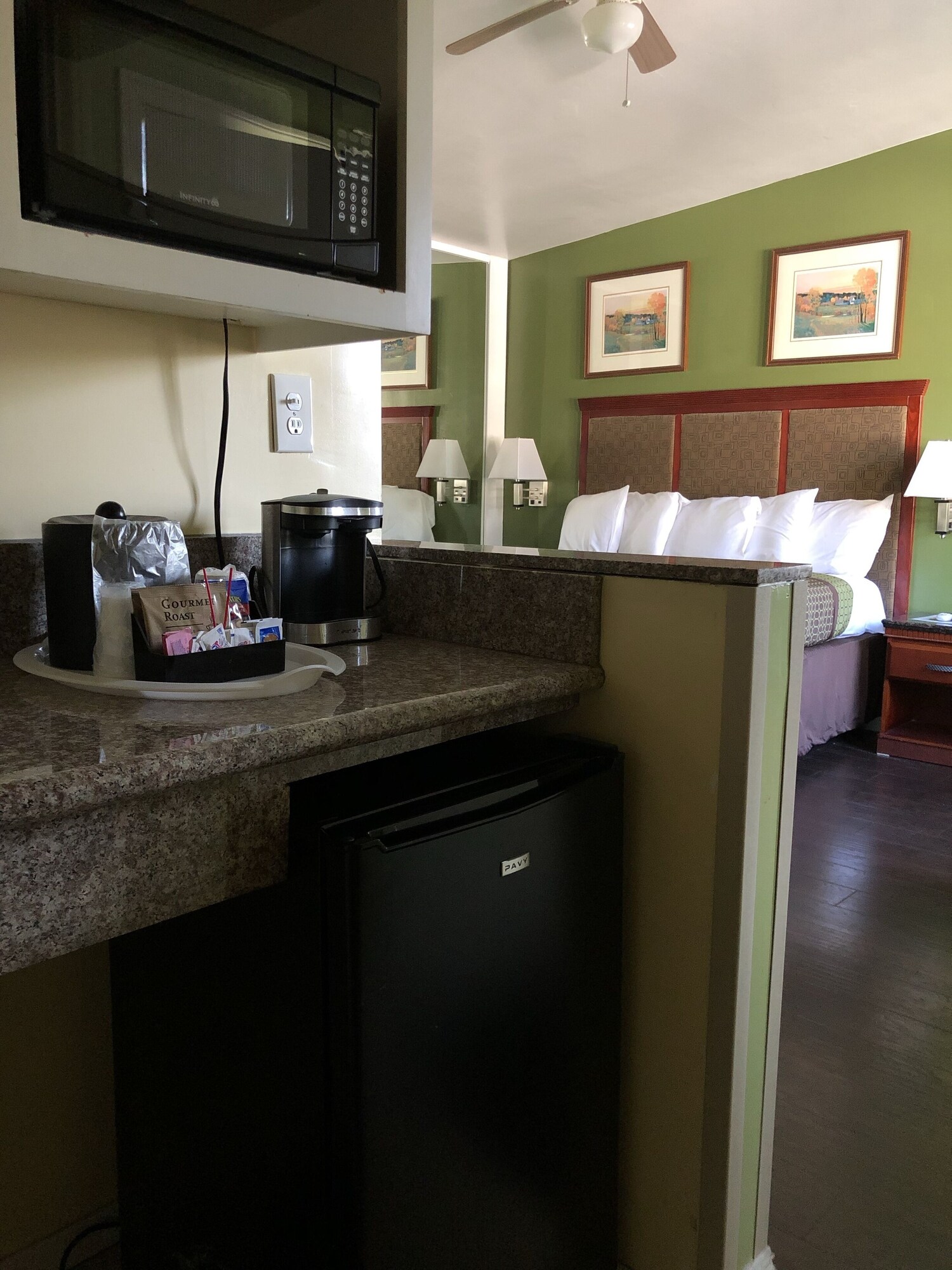 Standard Single Room | Private kitchenette | Coffee/tea maker, microwave, freezer