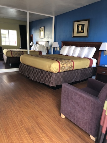 ์คํ ๋ค๋ ์ฑ๊ธ๋ฃธ | ๊ณ ๊ธ ์นจ๊ตฌ, ํ๋ก์ฐํ ์นจ๋, ์ฑ
์, ๋
ธํธ๋ถ ์์
๊ณต๊ฐ