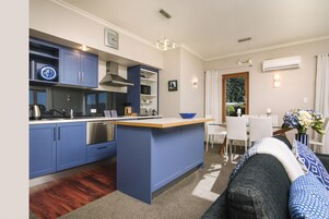 Apartamento superior, 2 habitaciones (Tui) | Cocina privada | Frigorífico pequeño, microondas, placa de cocina y lavavajillas