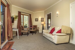 Departamento superior, 1 habitación (Pukeko) | Área de sala de estar | Televisión de pantalla plana, Netflix, libros y piso con calefacción 