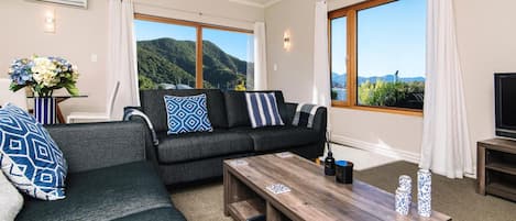 Una televisión de pantalla plana, Netflix, libros, suelo radiante