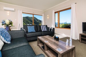 Una televisión de pantalla plana, Netflix, libros, suelo radiante