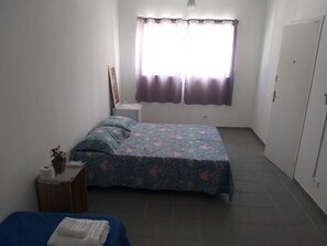 2 bedrooms, WiFi, bed sheets - Suite for rent in Guarujá - sleeps 2 - mini-fridge + ceiling fan (Guarujá)