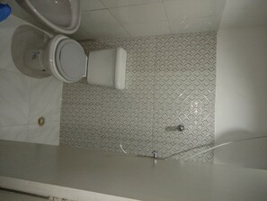 Serviettes fournies, savon, papier toilette