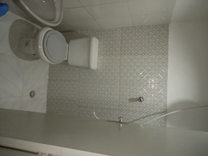 Serviettes fournies, savon, papier toilette