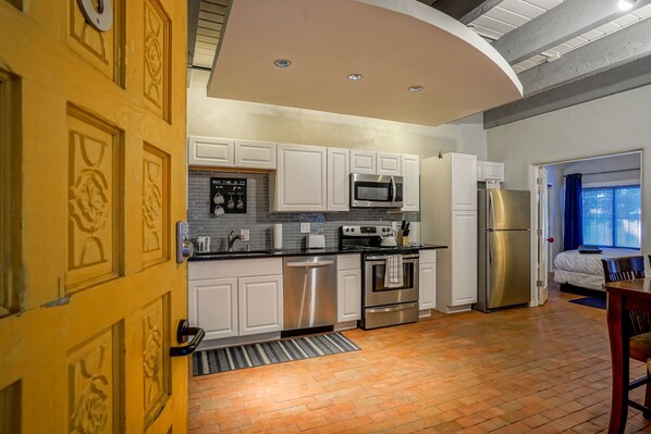 冷蔵庫、電子レンジ、オーブン、コンロ