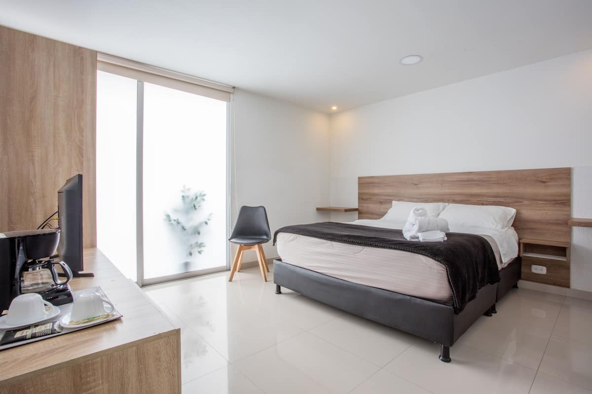 Deluxe Room | Iron/ironing board, free WiFi, bed sheets