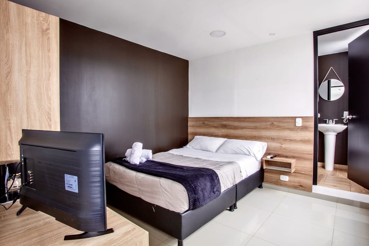 Executive Room, 1 Double Bed | Iron/ironing board (on request), WiFi (free), bed sheets