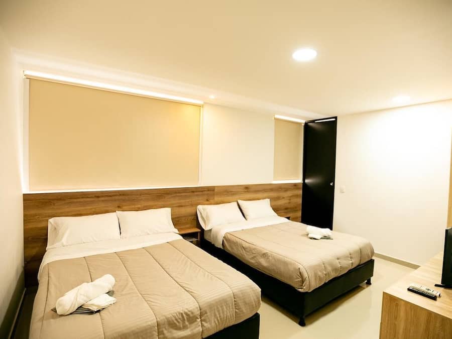 Quarto quádruplo família, 2 camas de casal | Ferros/tábuas de passar roupa, Wi-Fi de cortesia, roupa de cama