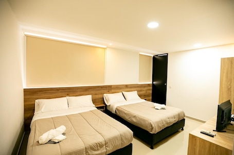 Tabla de planchar con plancha, wifi gratis y ropa de cama