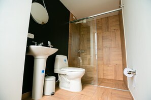 Bruser, gratis toiletartikler, hårtørrer, håndklæder