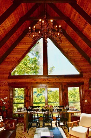 Dining - Cabin, hot tub, High Speed Internet, fire pit, resort, hiking, boating,spa,golf (Lake Lure)