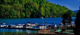 Cabin, hot tub, High Speed Internet, fire pit, resort, hiking, boating,spa,golf