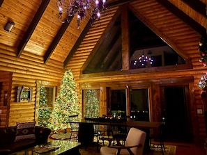 Dining - Cabin, hot tub, High Speed Internet, fire pit, resort, hiking, boating,spa,golf (Lake Lure)