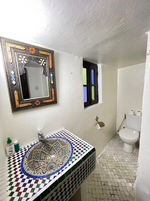 Quarto família | Banheiro | Chuveiro, chuveiro com efeito de chuva, produtos de toalete grátis