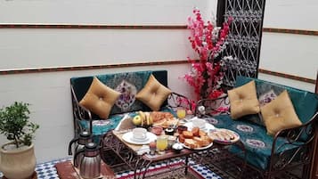 Desayuno buffet diario (EUR 6 por persona)