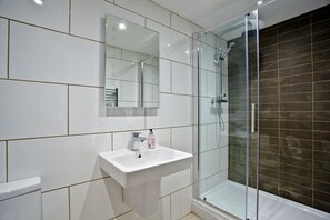 Badewanne, Haartrockner, Handtücher