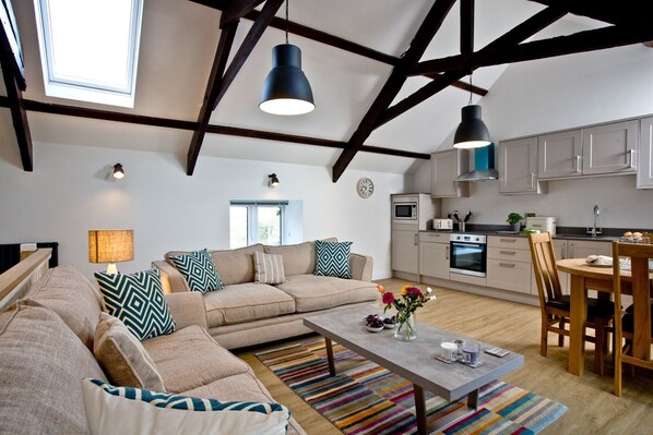 Smart TV, stereo - The Barn, 21 At The Beach -  Beach view, parking, wi-fi (Torcross)