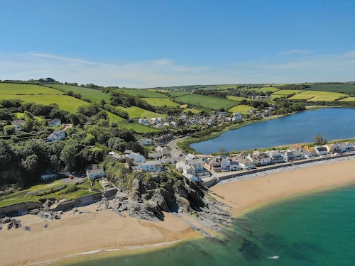 The Barn, 21 At The Beach -  a cottage that sleeps 4 guests  in 2 bedrooms