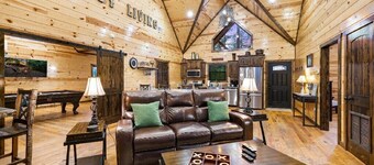 Easy Living -Mountain Setting w/ Pool Table & Private Hot Tub🎱🌲♨️