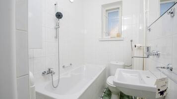 Kombination af bruser/badekar, håndklæder, Sæbe, Shampoo