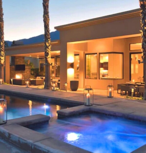 Alberca al aire libre y alberca climatizada