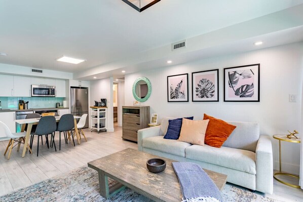 TV - Lux 2-Bedroom w/ Parking – 6 Blocks from Lincoln Rd (Miami Beach)