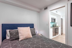 2 bedrooms, desk, iron/ironing board, travel cot - Lux 2-Bedroom w/ Parking – 6 Blocks from Lincoln Rd (Miami Beach)