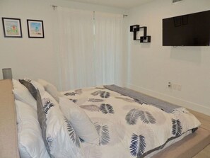 2 bedrooms, desk, iron/ironing board, travel crib