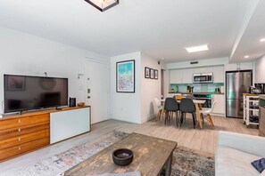 A modern apartment with a living room, dining area, and kitchen. - Lux 2-Bedroom w/ Parking – 6 Blocks from Lincoln Rd (Miami Beach)