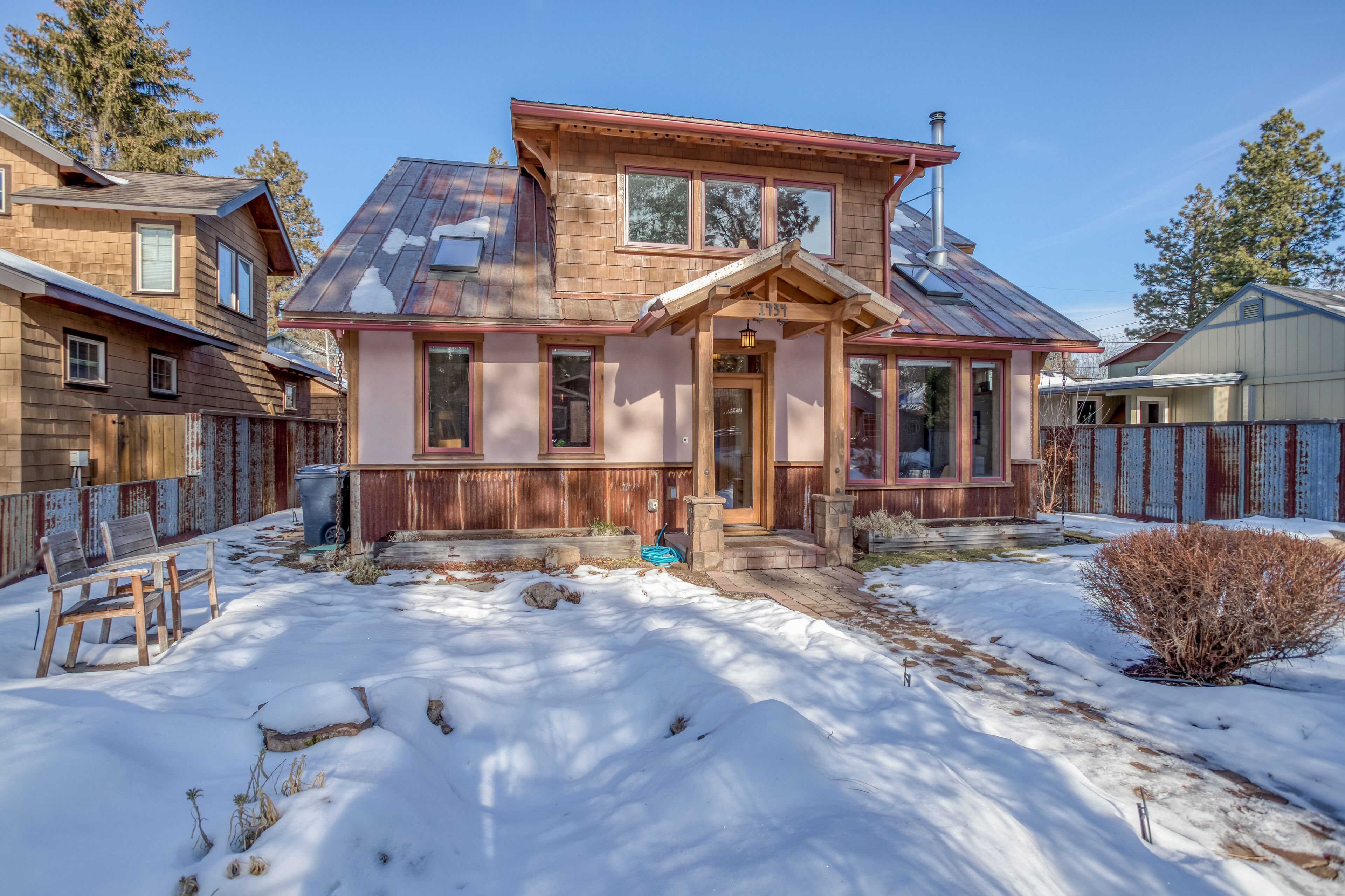 Upscale Artful Luxury, Large Home Theater in Amazing Custom Home in NW Bend!