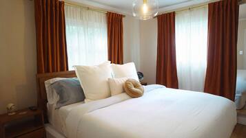 Escritorio, tabla de planchar con plancha, wifi gratis y ropa de cama