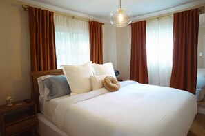 Escritorio, tabla de planchar con plancha, wifi gratis y ropa de cama 