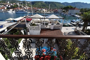 Property grounds - Panoramic Sea View Villa-Pool & BBQ – Seafront Villa in the Heart of Jelsa, Hvar (Jelsa)