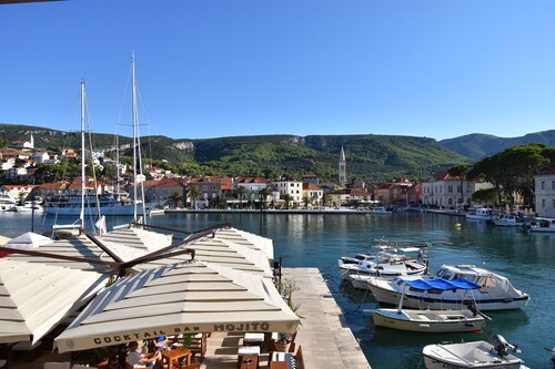 Panoramic Sea View Villa-Pool & BBQ – Seafront Villa in the Heart of Jelsa, Hvar