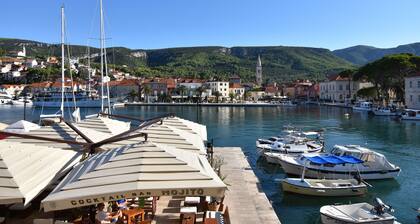 Panoramic Sea View Villa-Pool & BBQ – Seafront Villa in the Heart of Jelsa, Hvar