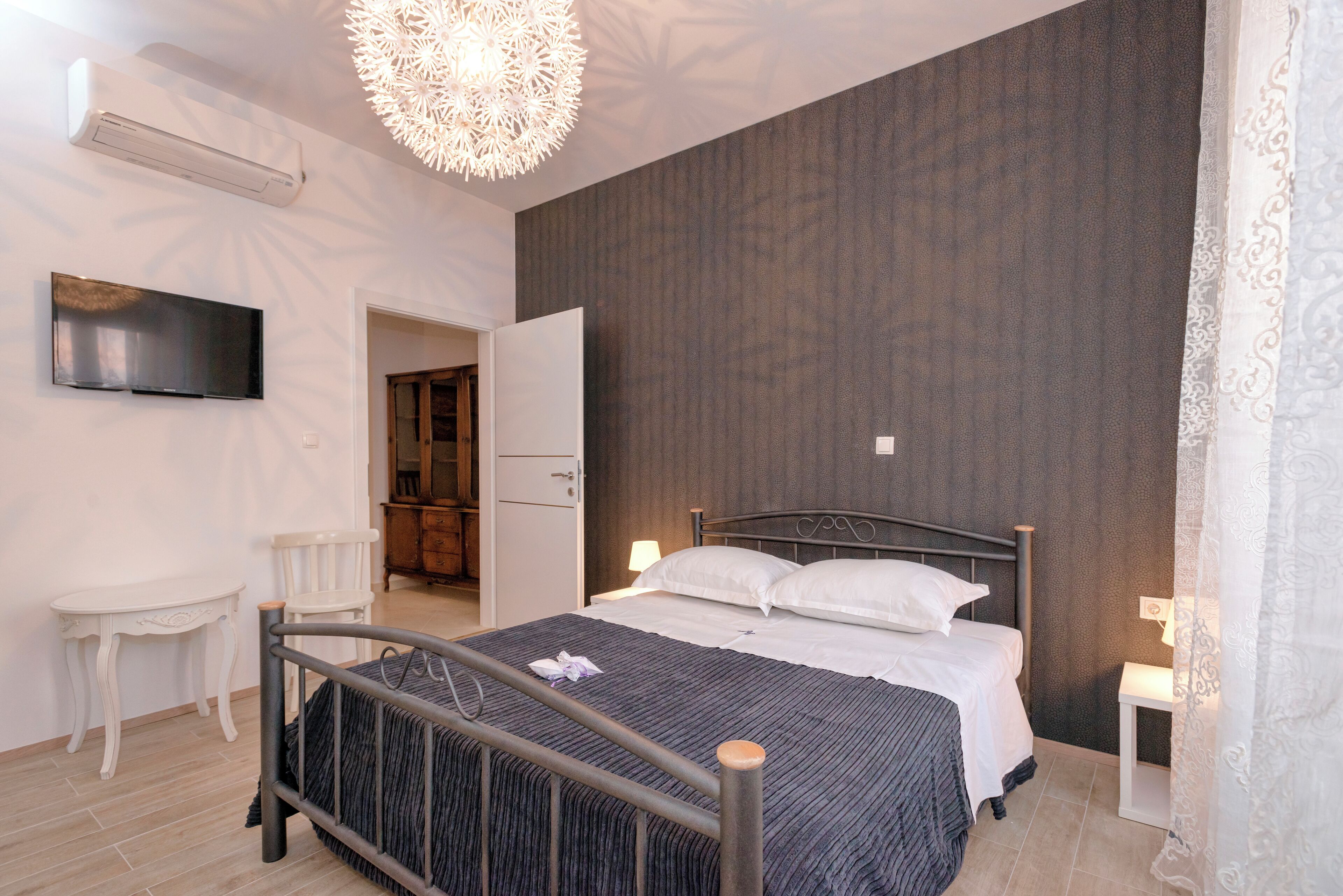 3 bedrooms, in-room safe, iron/ironing board, free WiFi